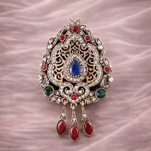 Vintage Baroque Queen Crystal Elegant Brooch